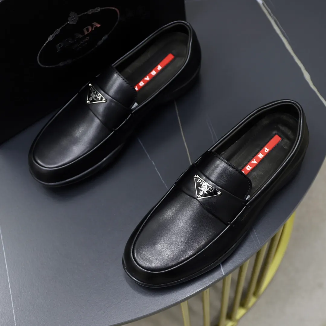 Factory price: 600💰Top original order Brand: PRADA (Prada) Standard code: Men's size 38/44 (45 can be customized) Grade: Same as the official website Material: Original cowhide surface, cowhide lining, original wear-resistant soft outsole Style category: Business casual slip-on shoes, young fashion, European and American trends, British style Color: actual picture color